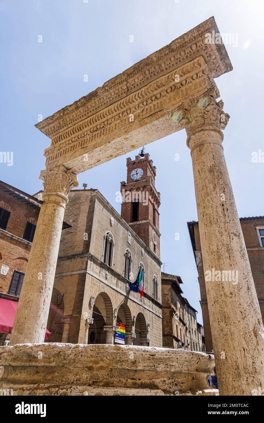 Italia, Toscana, Pienza, Val d'Orcia Patrimonio Mondiale dell'UNESCO, il pozzo e il Palazzo Comunale Foto Stock