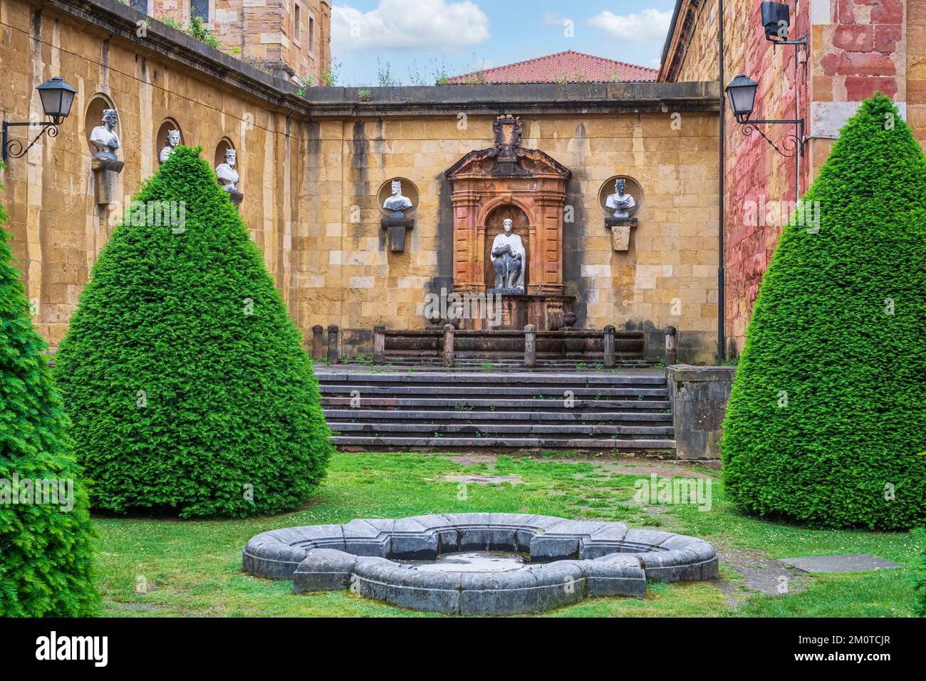 Spagna, Principato delle Asturie, Oviedo, tappa sul Camino del Norte e punto di partenza del Camino Primitivo, itinerari di pellegrinaggio spagnolo a Santiago de Compostela, monastero di San Pelayo Foto Stock