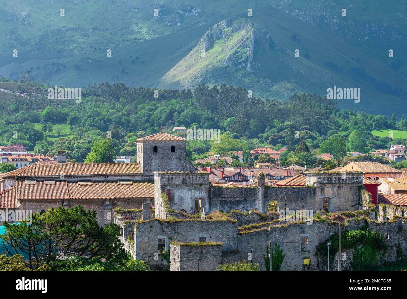 Spagna, Principato delle Asturie, Llanes, tappa del Camino del Norte, itinerario di pellegrinaggio spagnolo a Santiago de Compostela, Palazzo Duchi di Estrada e Basilica di Santa Maria del Concejo Foto Stock