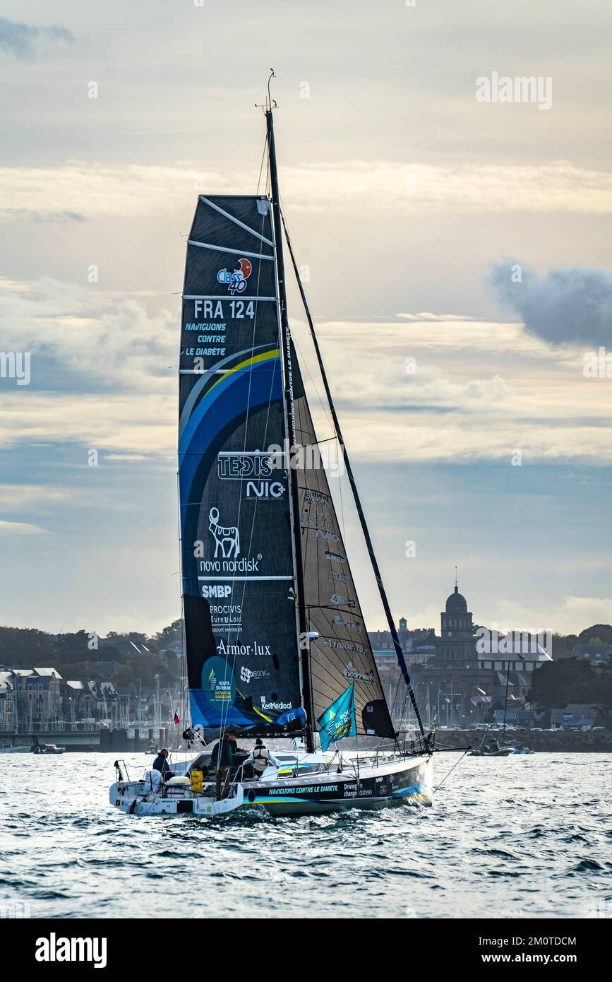 Francia, Ile et Vilaine, Saint Malo, CLASS40 sfilata nella baia di Saint-Malo, VELA CONTRO IL DIABETE, skipper Anatole Facon Foto Stock