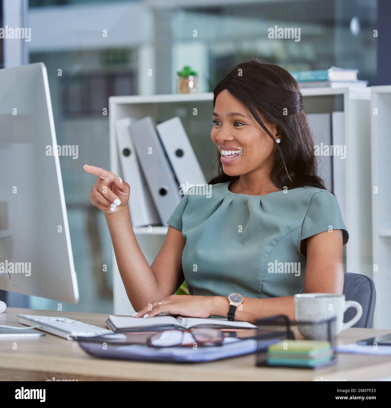 Computer, pensante o donna felice di affari per la pianificazione della strategia dei social media, la crescita dei KPI di marketing o la revisione della ricerca. Digitale, sorridente o donna nera Foto Stock