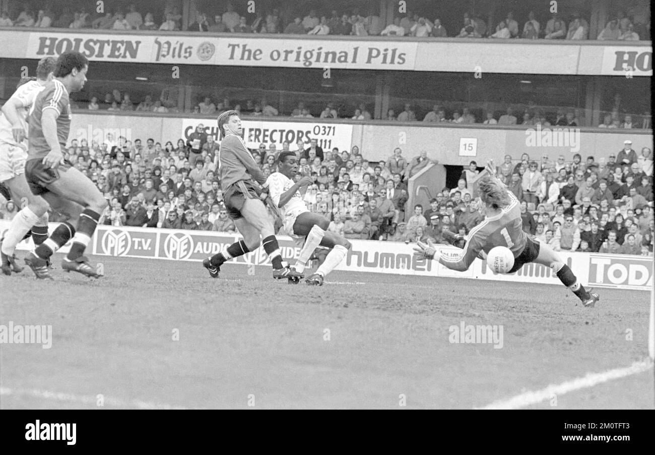 Mitchell Thomas segna il primo dei suoi due gol, facendo passare la palla oltre Gary Bailey, il portiere del Manchester United Foto Stock