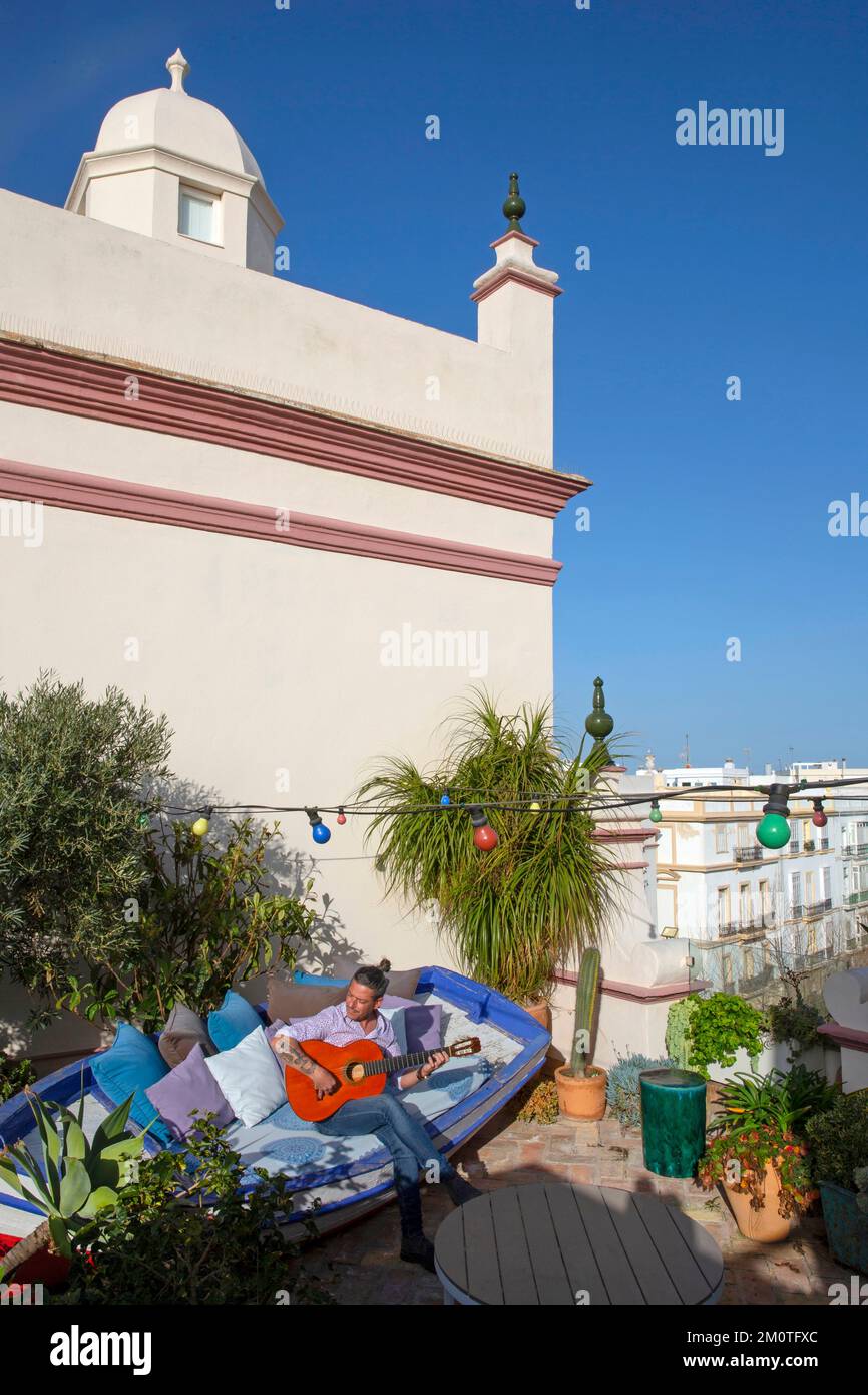 Spagna, Andalusia, Cadice, casa del console, chitarrista di flamenco che suona in una barca posta su una terrazza alberata ai piedi di una torre commerciale del 18th ° secolo Foto Stock