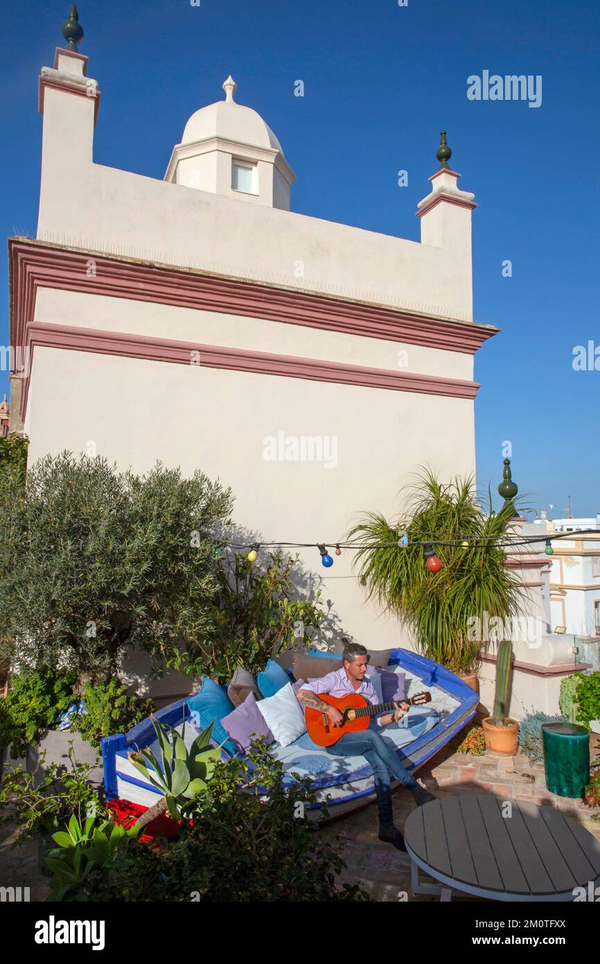 Spagna, Andalusia, Cadice, casa del console, chitarrista di flamenco che suona in una barca posta su una terrazza alberata ai piedi di una torre commerciale del 18th ° secolo Foto Stock