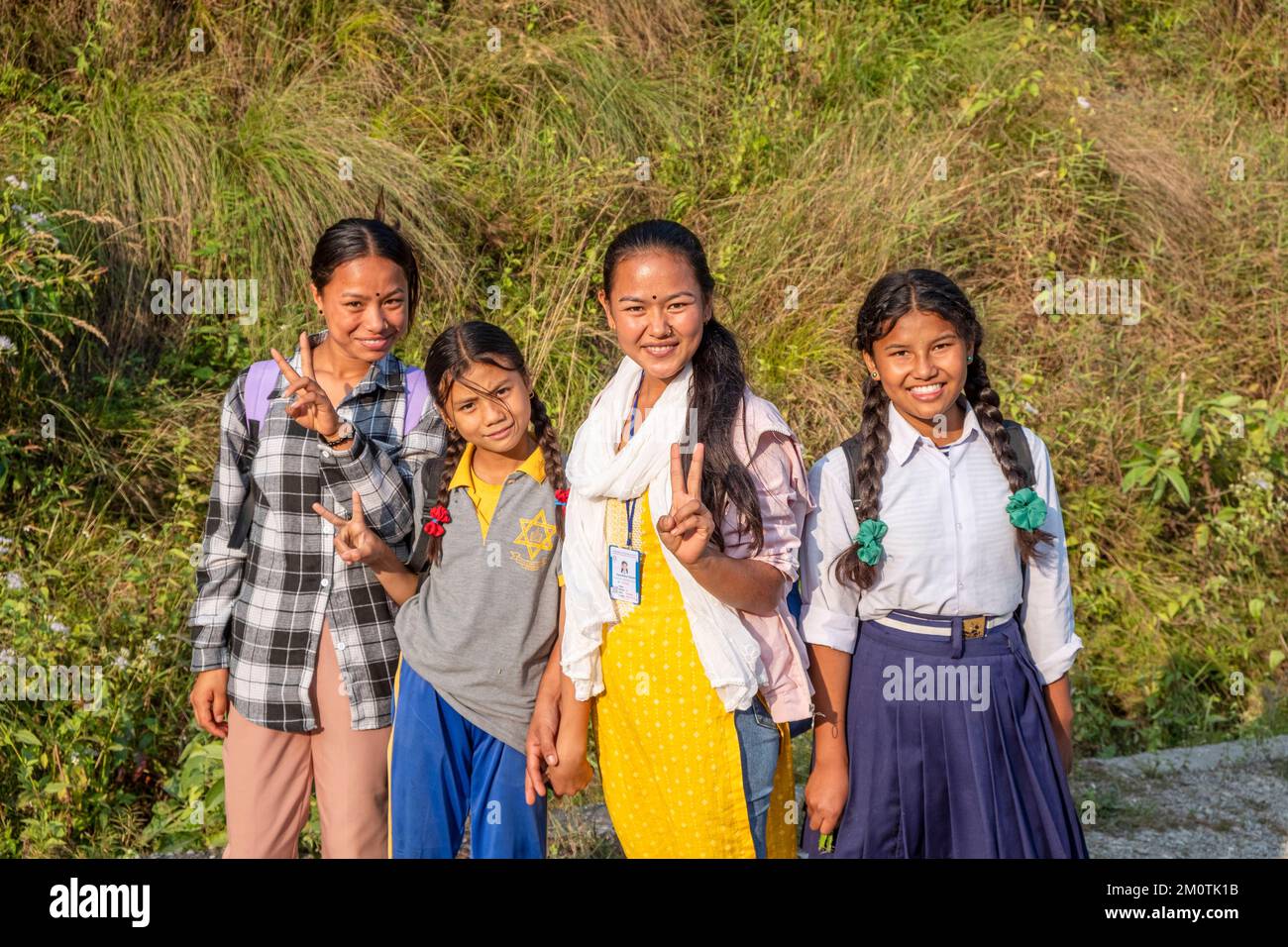 Nepal, zona di Bagmati, Bhotechaur, studentesse sulla strada per la scuola Foto Stock