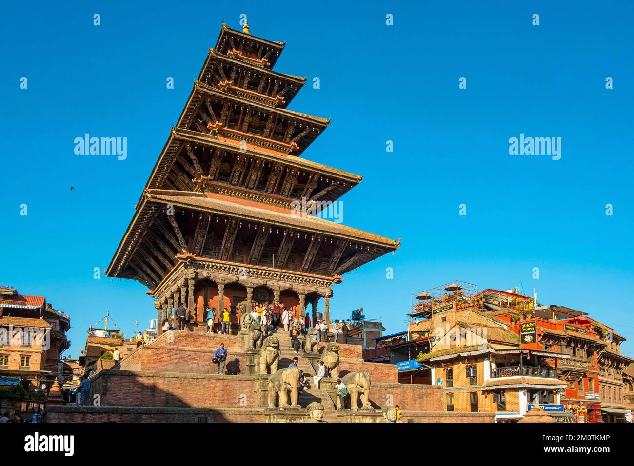 Nepal, valle di Kathmandu, patrimonio mondiale dell'UNESCO, Bhaktapur, piazza Taumadhi Tole, il tempio di Nyatapola alto 30m metri Foto Stock