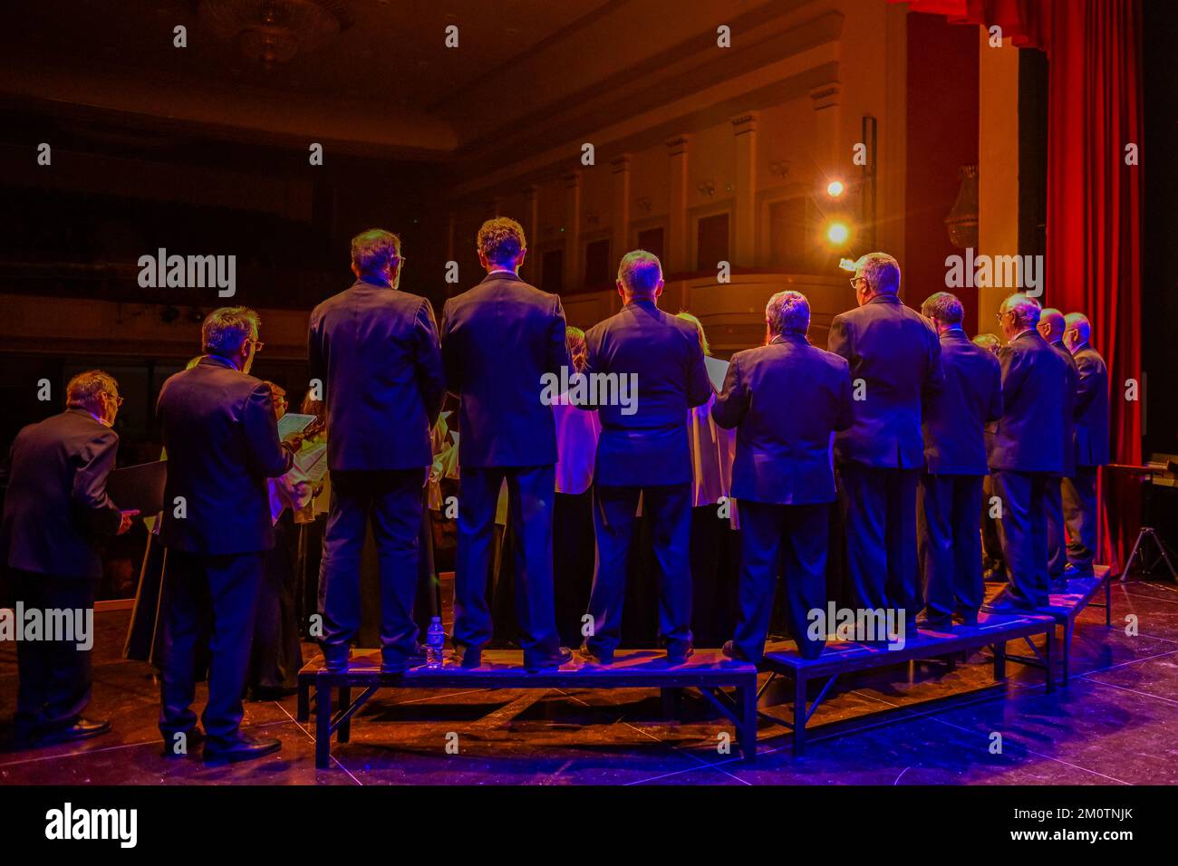 Coro musicale che canta in un teatro. Vista posteriore Foto Stock