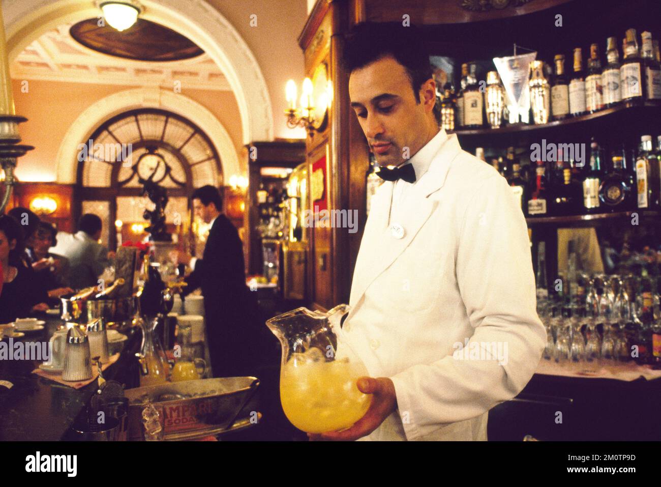Barista a Firenze, Italia circa 1992 Foto Stock