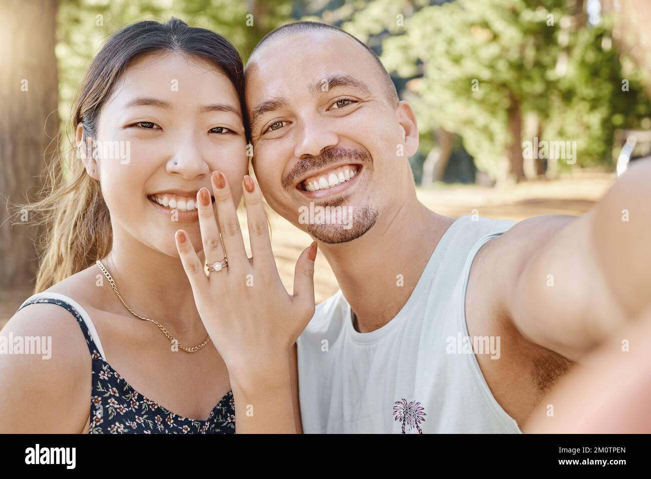 Guardate cosa è appena successo. una giovane coppia in piedi e prendere un selfie dopo essere stato impegnato nel bosco. Foto Stock
