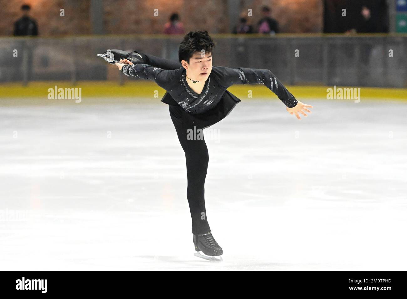 Giacarta, Indonesia. 8th Dec, 2022. Chen Yudong della Cina compete durante il Junior Men Short Program del 2022° Trofeo asiatico di Pattinaggio a figure aperte a Giacarta, Indonesia, 8 dicembre 2022. Credit: Veri Sanovri/Xinhua/Alamy Live News Foto Stock