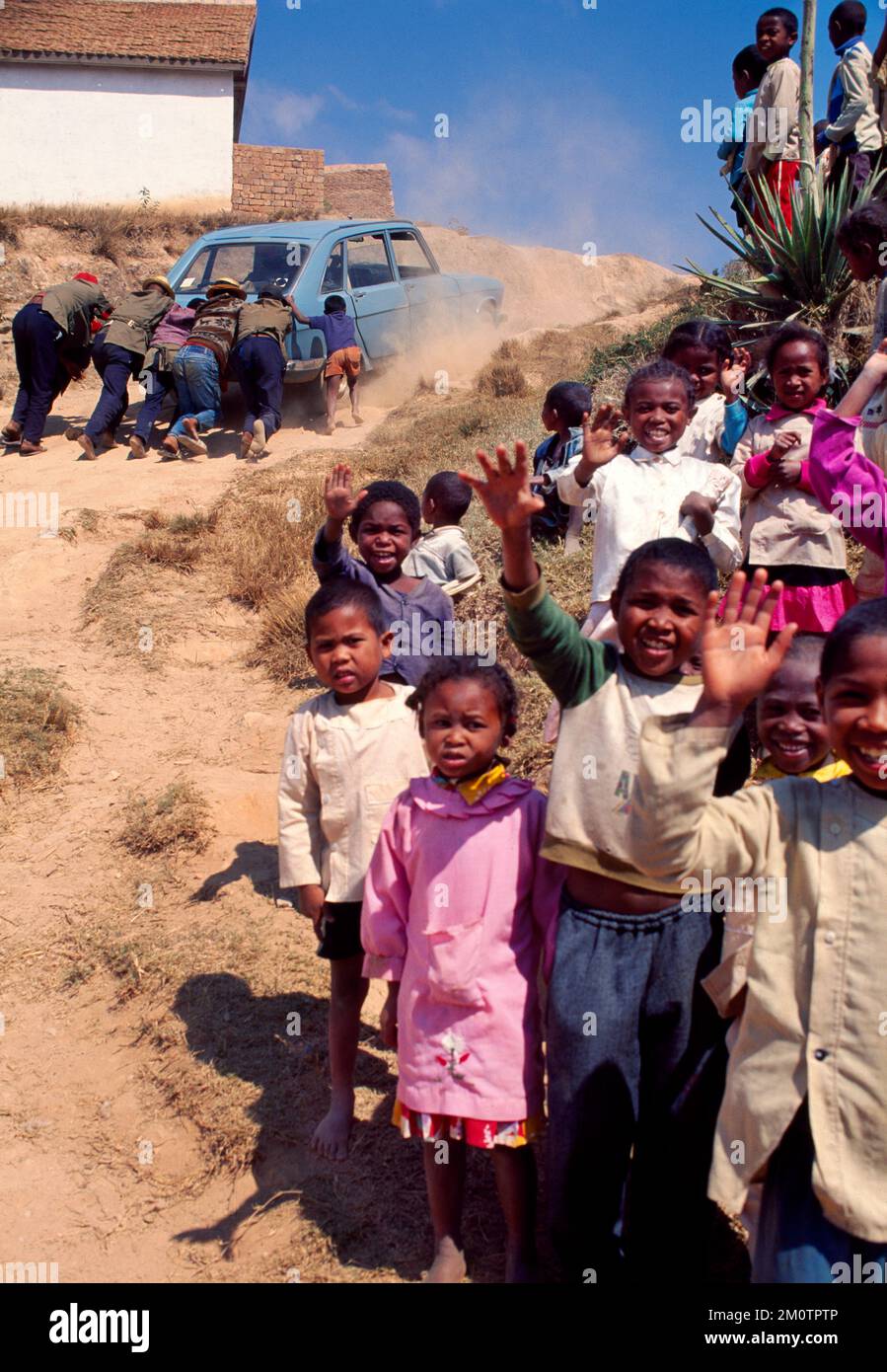 Immagine scannerizzata di un'auto rotta che necessita di una spinta in Madagascar, ripresa su film circa 1995 Foto Stock