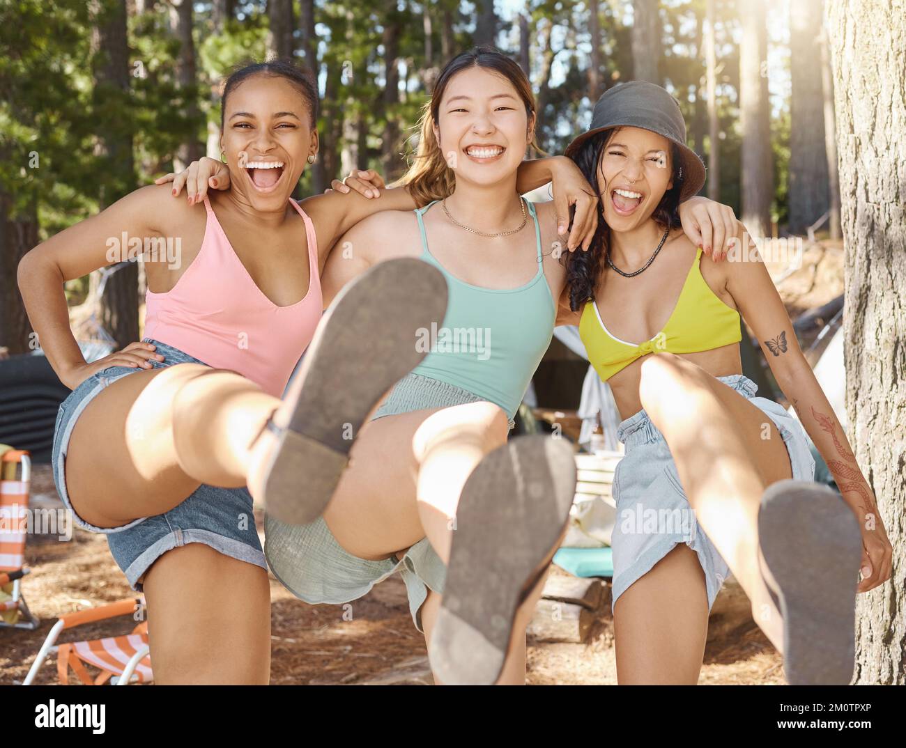 Siamo stati contenti e non ci importa come si imbatte. un gruppo vario di amici che si legano mentre accampano nei boschi. Foto Stock
