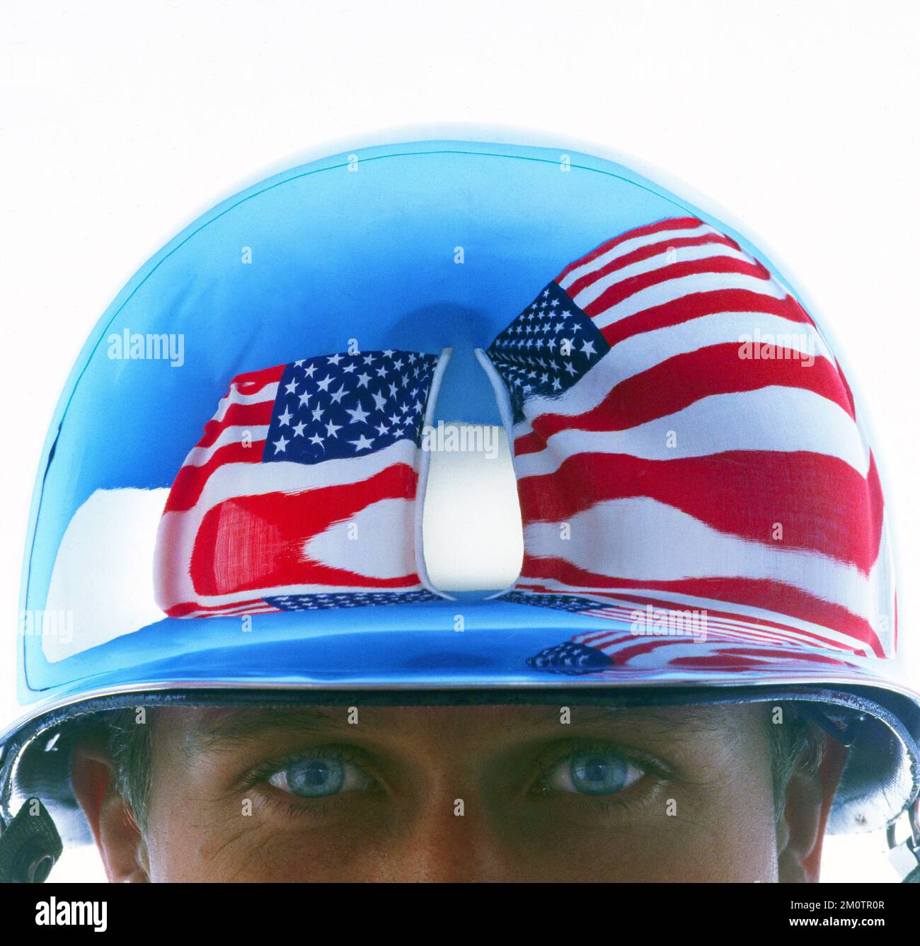 Uomo che indossa un casco militare decorato, Washington DC, USA, girato nel 1997 Foto Stock