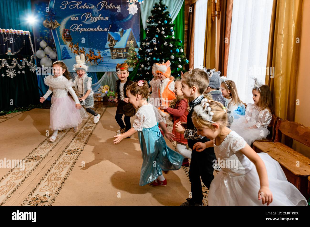 Ivano-Frankivsk, Ucraina 22 dicembre 2021: Festa di Capodanno per i bambini in asilo, asilo nido d'Ucraina. Foto Stock