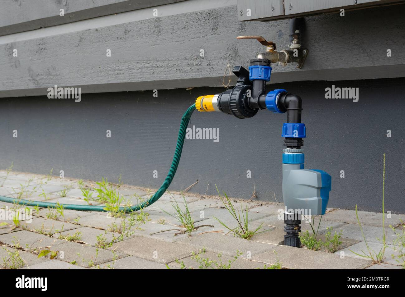 Tubi di irrigazione per il giardino esterno. Tubi dell'acqua di circolazione irrorante. Foto Stock