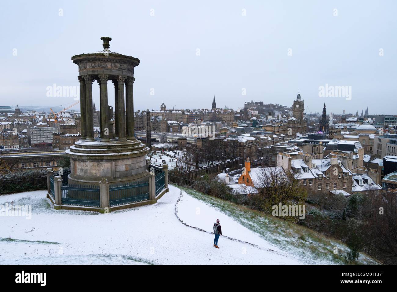 Edimburgo, Scozia, Regno Unito. 8th dicembre 2022. Neve a Edimburgo come le condizioni climatiche artiche dal nord continuano a colpire grandi parti della Scozia. PIC; veduta di Edimburgo coperta di neve da Calton Hill. Iain Masterton/Alamy Live News Foto Stock