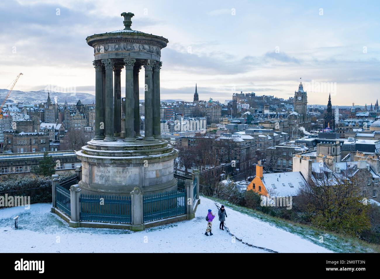 Edimburgo, Scozia, Regno Unito. 8th dicembre 2022. Neve a Edimburgo come le condizioni climatiche artiche dal nord continuano a colpire grandi parti della Scozia. PIC; veduta di Edimburgo coperta di neve da Calton Hill. Iain Masterton/Alamy Live News Foto Stock