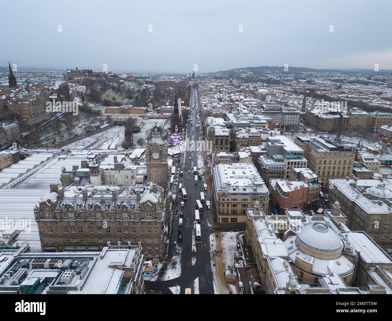 Edimburgo, Scozia, Regno Unito. 8th dicembre 2022. Neve a Edimburgo come le condizioni climatiche artiche dal nord continuano a colpire grandi parti della Scozia. PIC; veduta aerea di Princes Street. Iain Masterton/Alamy Live News Foto Stock