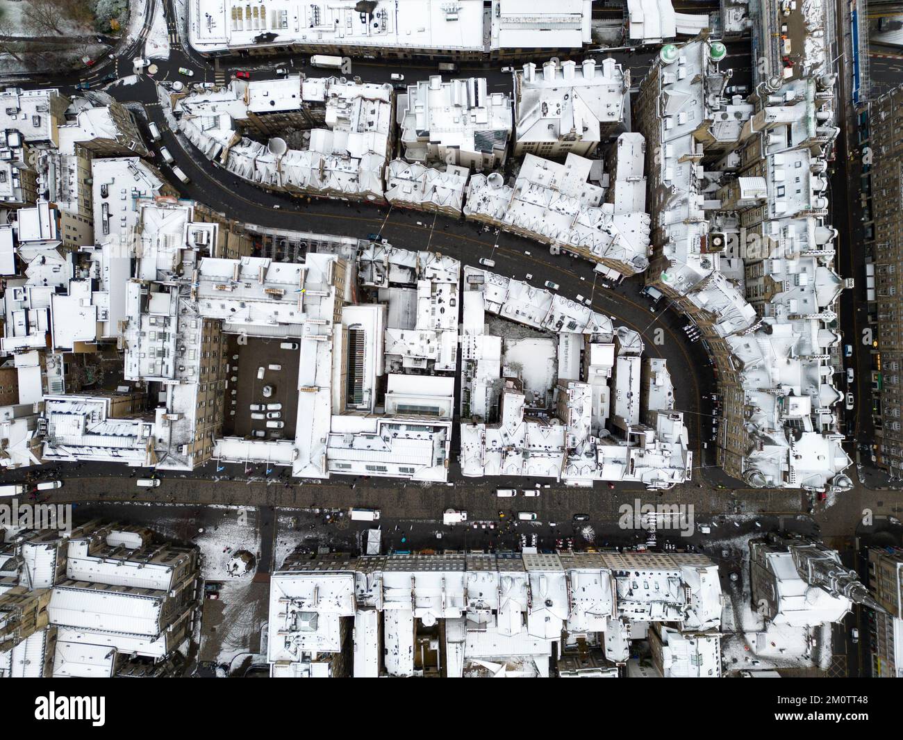 Edimburgo, Scozia, Regno Unito. 8th dicembre 2022. Neve a Edimburgo come le condizioni climatiche artiche dal nord continuano a colpire grandi parti della Scozia. PIC; vista aerea looking.Down di tetti coperti di neve lungo il Royal Mile e Cockburn Street nella città vecchia. Iain Masterton/Alamy Live News Foto Stock