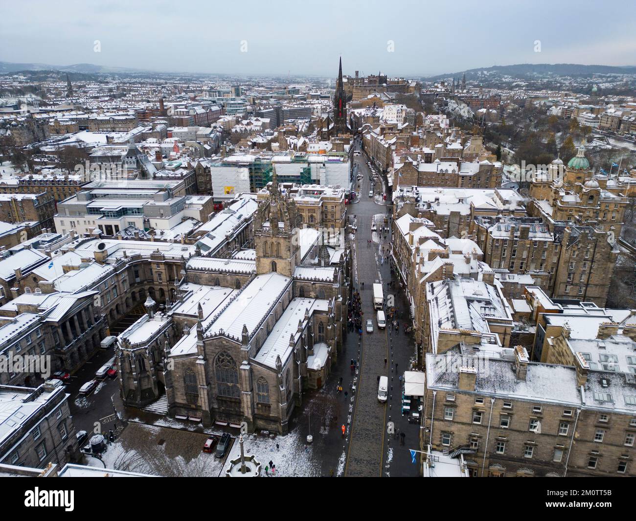 Edimburgo, Scozia, Regno Unito. 8th dicembre 2022. Neve a Edimburgo come le condizioni climatiche artiche dal nord continuano a colpire grandi parti della Scozia. PIC; veduta aerea lungo il Royal Mile verso la Cattedrale di St Giles. Iain Masterton/Alamy Live News Foto Stock