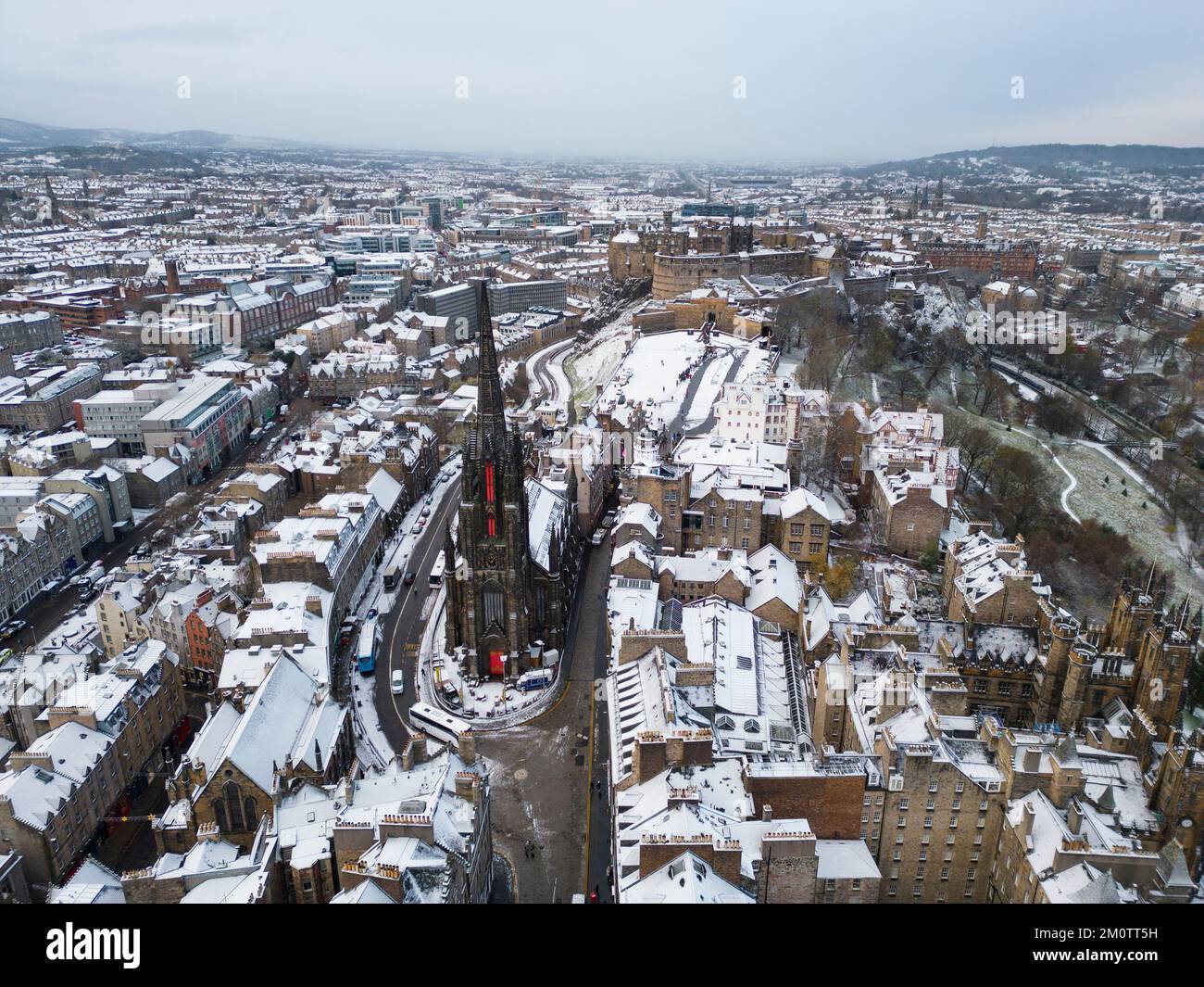 Edimburgo, Scozia, Regno Unito. 8th dicembre 2022. Neve a Edimburgo come le condizioni climatiche artiche dal nord continuano a colpire grandi parti della Scozia. PIC; veduta aerea della Città Vecchia a Lawnmarket. Iain Masterton/Alamy Live News Foto Stock