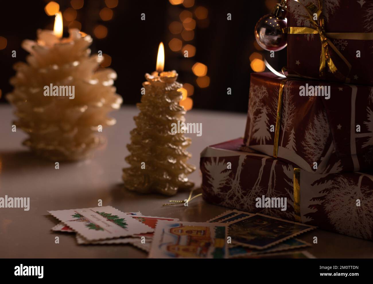regali avvolti da foto e candele accese Foto Stock
