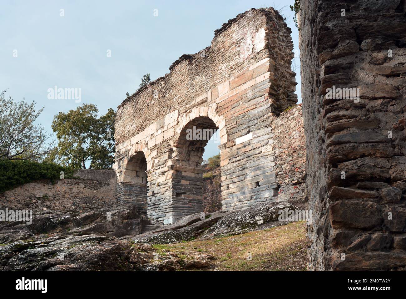 Susa, Piemonte, Italia -10-22-2022- l'antico acquedotto romano risalente al 4th° secolo d.C. Foto Stock