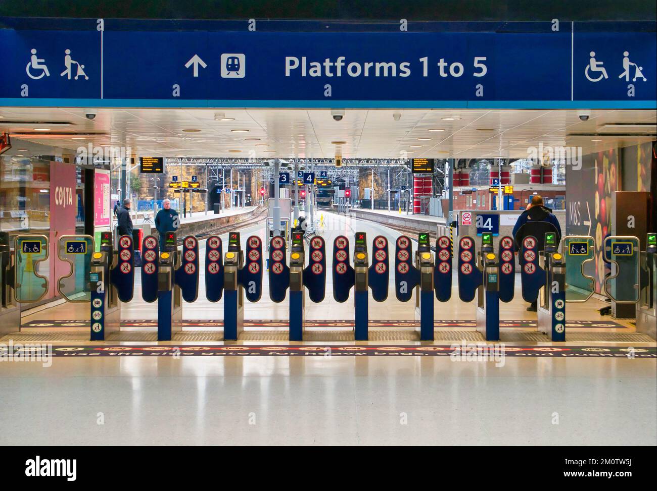 Alla stazione ferroviaria di Liverpool Lime Street, una fila di barriere automatiche all'ingresso delle piattaforme ferroviarie. Foto Stock