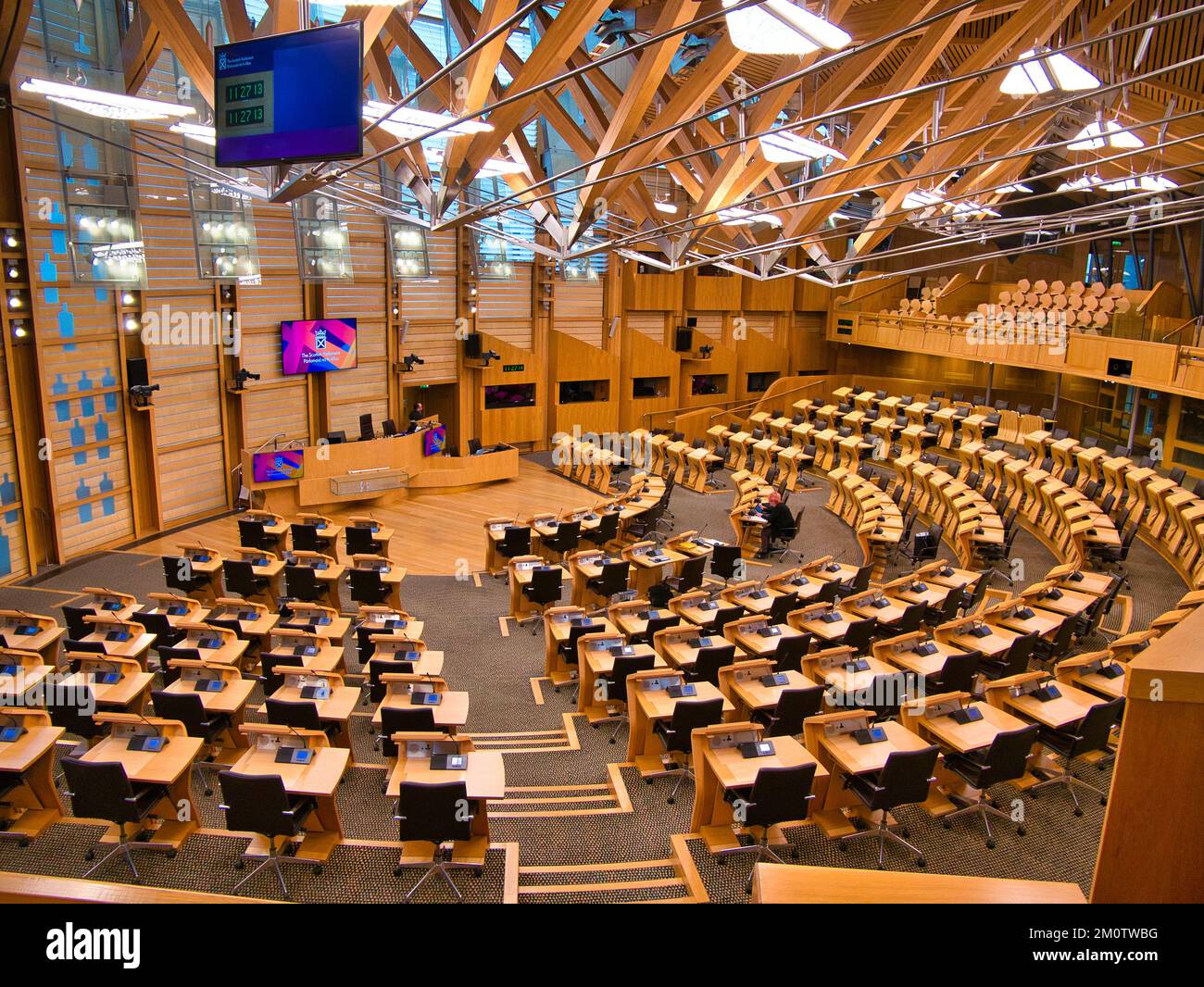 La sala di discussione del Parlamento scozzese a Holyrood, Edimburgo, Scozia, Regno Unito. 131 scrivanie e sedie seggono i membri eletti e la S Foto Stock