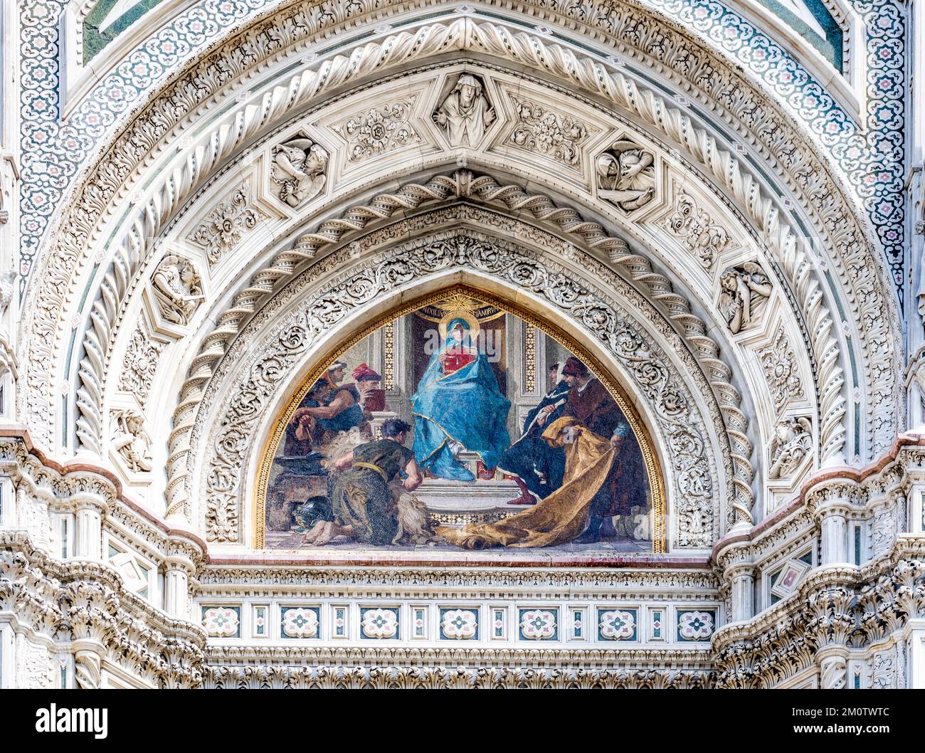 Primo piano sulla facciata della chiesa in marmo di Santa Maria del Fiore o del Duomo di Firenze in stile neogotico con statue, nicchia e lunette affrescata Foto Stock