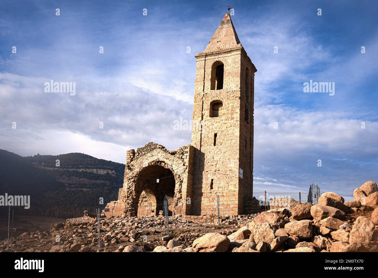 Vilanova De Sau, Spagna. 06th Dec, 2022. La chiesa nel serbatoio di Sau è alta 23 metri ed è stata sommersa sotto l'acqua per 50 anni. A causa della siccità, l'intero edificio è stato scoperto. La siccità estrema colpisce la Spagna da mesi. La regione vicino a Vilanova de Sau è al di sotto del 30% della sua capacità idrica. Più di 50 anni fa il serbatoio di Sau aveva più del 90% della sua capacità idrica. Il cambiamento climatico ha colpito drasticamente la zona, lasciando paesaggi deserti con chiari segni di siccità. Credit: SOPA Images Limited/Alamy Live News Foto Stock