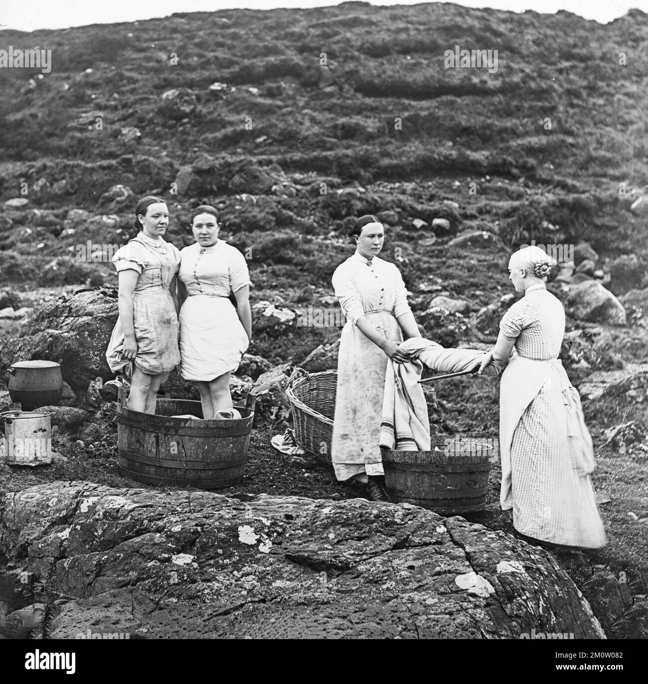 Fine del 19th ° secolo in bianco e nero fotografia scattata sull'isola di Skye, mostrando quattro donne che lavano vestiti e coperte. Foto Stock