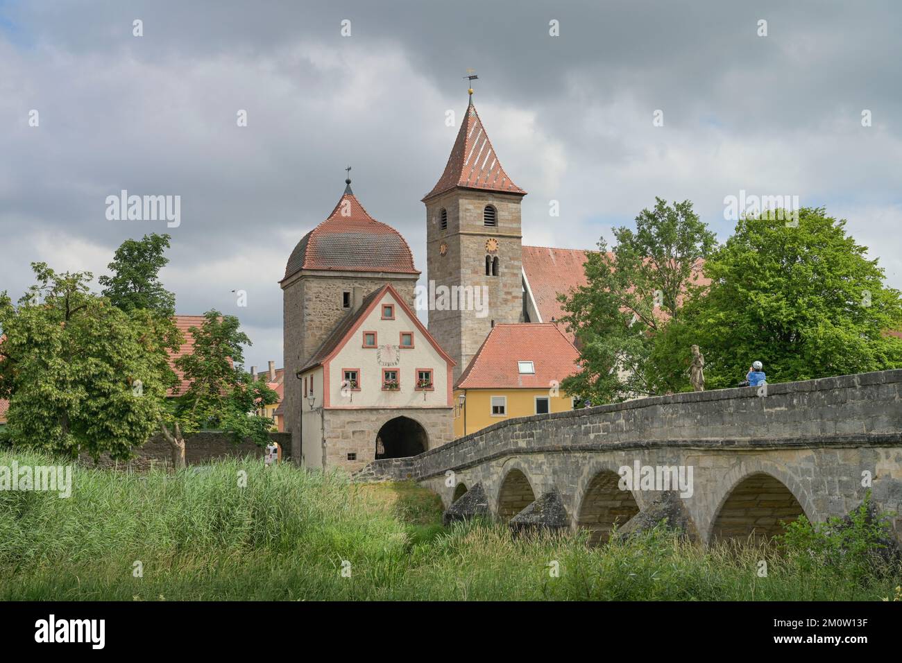 Altmühlbrücke, Unteres Tor, Katholische Pfarrkirche St Jakobus, Ornbau, Bayern, Deutschland Foto Stock