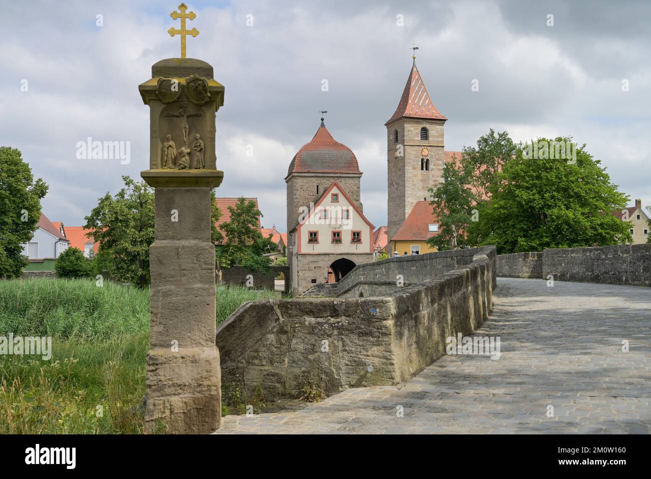 Altmühlbrücke, Unteres Tor, Katholische Pfarrkirche St Jakobus, Ornbau, Bayern, Deutschland Foto Stock
