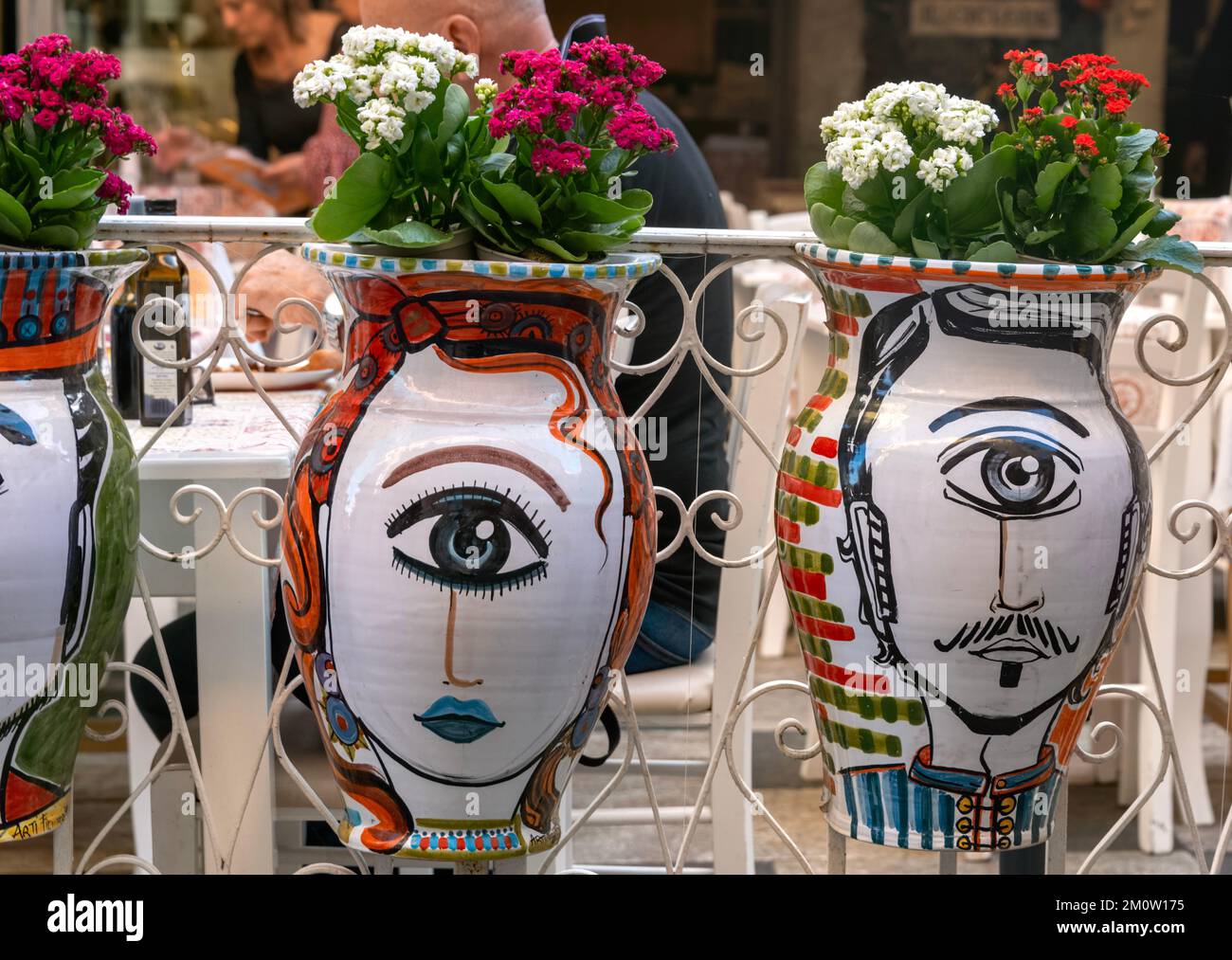 Colorate e tradizionali grandi vasi di fiori in ceramica con facce dipinte,  Taormina, Sicilia, Italia Foto stock - Alamy