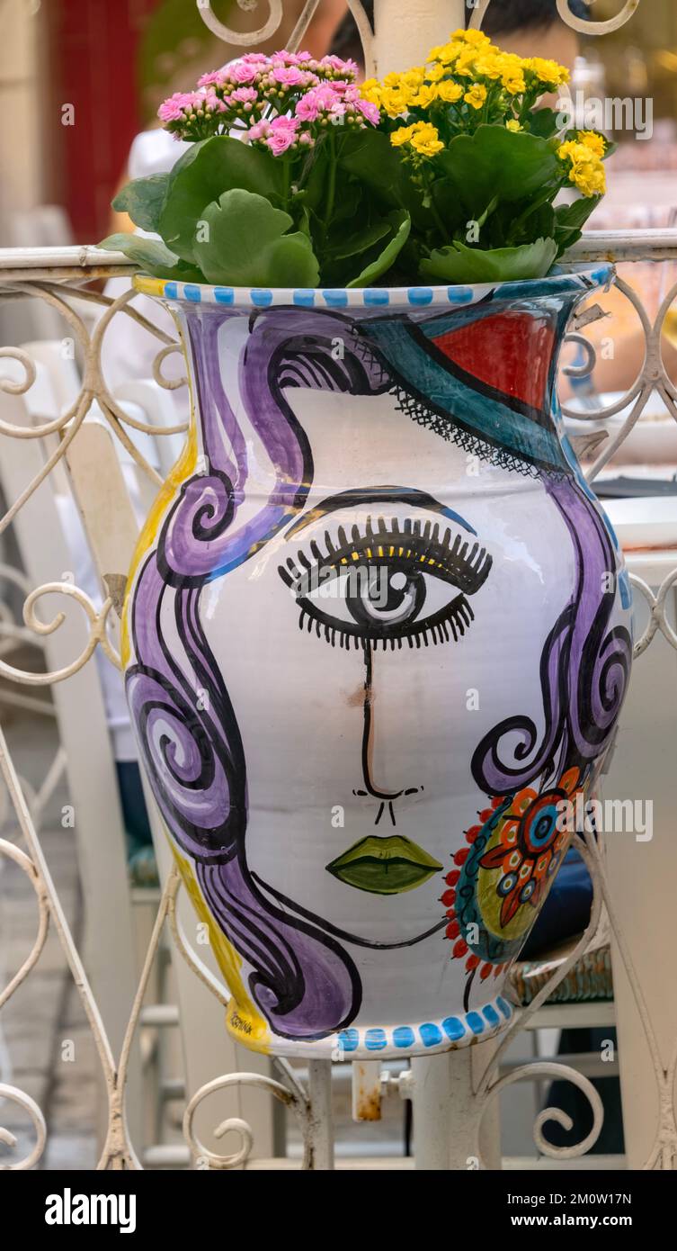 Colorate e tradizionali grandi vasi di fiori in ceramica con facce dipinte,  Taormina, Sicilia, Italia Foto stock - Alamy