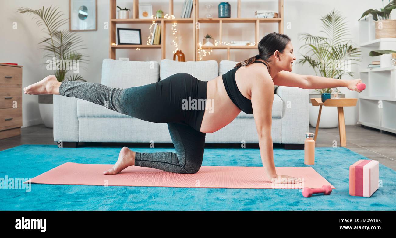 Donna incinta, yoga e stretching esercizio in soggiorno con pesi a manubri, stile di vita sano e maternità benessere. Allenamento di gravidanza Foto Stock