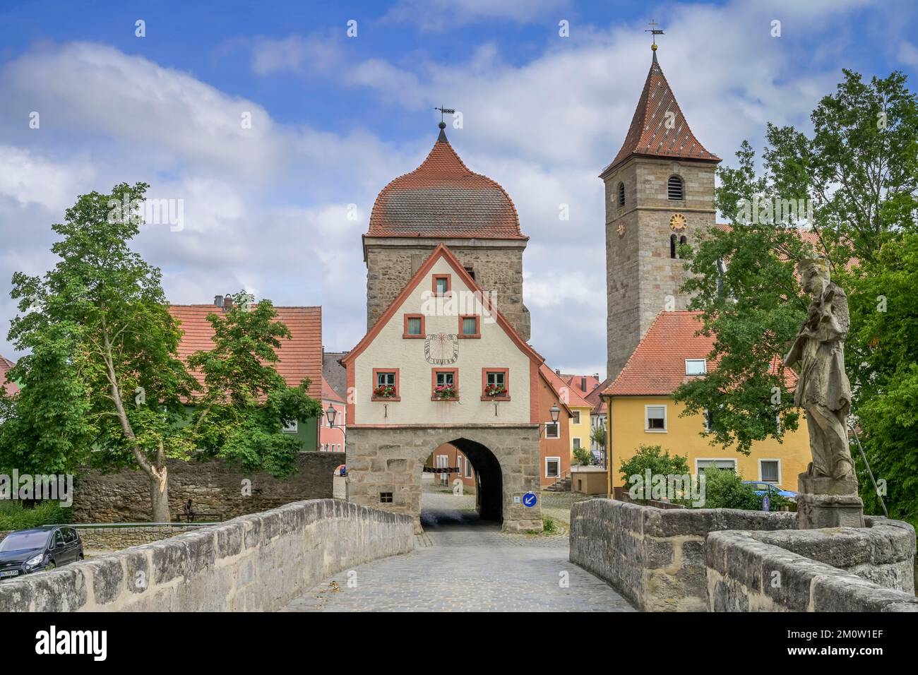 Altmühlbrücke, Unteres Tor, Katholische Pfarrkirche St Jakobus, Ornbau, Bayern, Deutschland Foto Stock