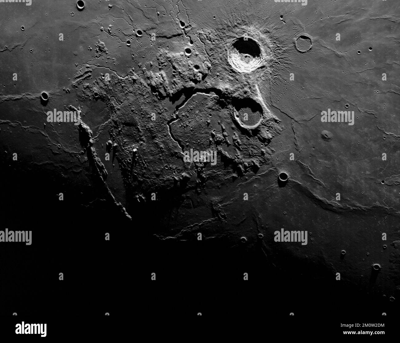 TERRA, LA LUNA - 05 dicembre 2022 - le telecamere montate sul modulo equipaggio della navicella spaziale Orion hanno catturato queste viste della superficie della Luna. In volo Foto Stock