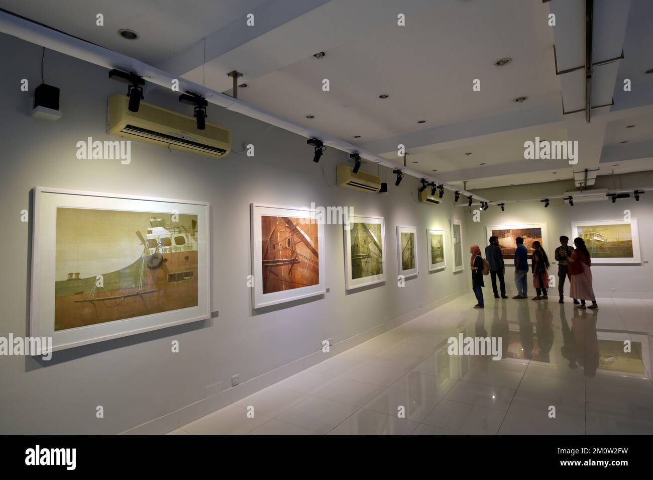 Dhaka. 8th Dec, 2022. I visitatori potranno ammirare una mostra d'arte che mostra magnifici tagli di legno su carta, la prima forma di stampa cinese che utilizza blocchi tagliati a legno, a Dhaka, Bangladesh, il 5 dicembre 2022. PER ANDARE CON 'caratteristica: Giovane artista Bangladese mostra magnifica arte di legno cinese' Credit: Xinhua/Alamy Live News Foto Stock