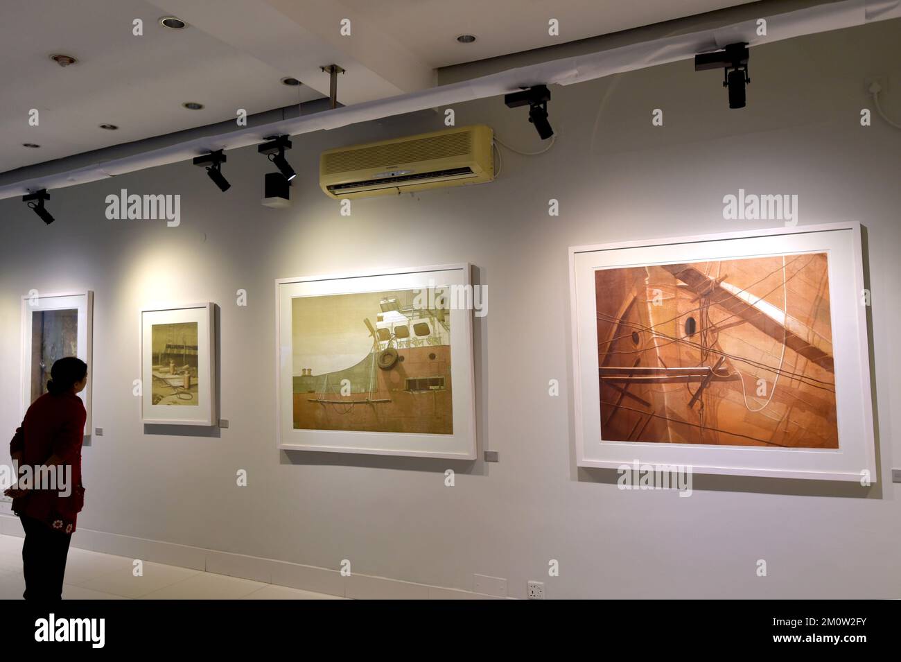 Dhaka. 8th Dec, 2022. Un visitatore vede una mostra d'arte che mostra magnifici tagli di legno su carta, la prima forma di stampa cinese che utilizza blocchi tagliati da legno, a Dhaka, Bangladesh, il 5 dicembre 2022. PER ANDARE CON 'caratteristica: Giovane artista Bangladese mostra magnifica arte di legno cinese' Credit: Xinhua/Alamy Live News Foto Stock