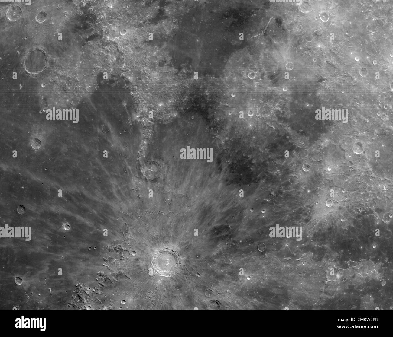 TERRA, LA LUNA - 05 dicembre 2022 - le telecamere montate sul modulo equipaggio della navicella spaziale Orion hanno catturato queste viste della superficie della Luna. In volo Foto Stock