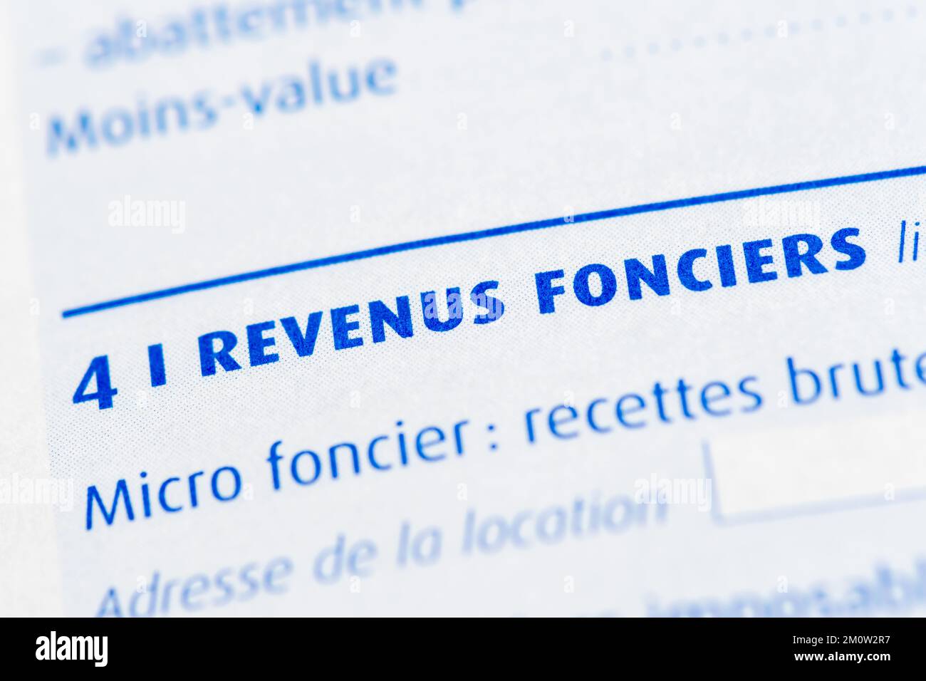 Imposte in Francia: Dettaglio di una dichiarazione dei redditi francese con un primo piano sulla sezione redditi da immobili Foto Stock