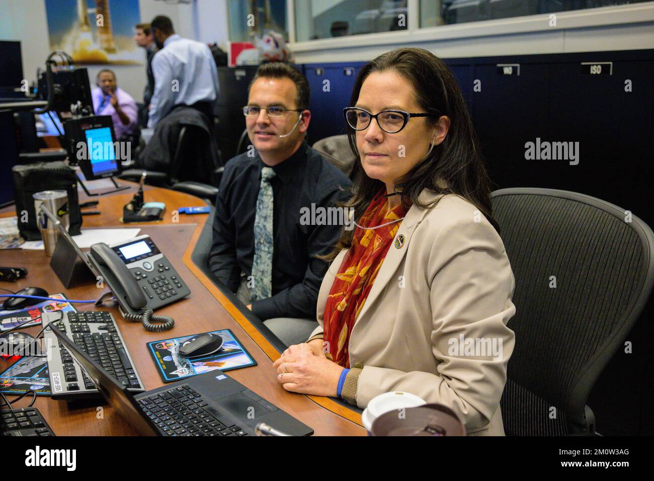 HOUSTON, TEXAS, USA - 01 Dicembre 2022 - Artemis i controllori di volo durante la partenza da Orion Distant Retrograde. Direttore di volo Emily Nelson in Foto Stock