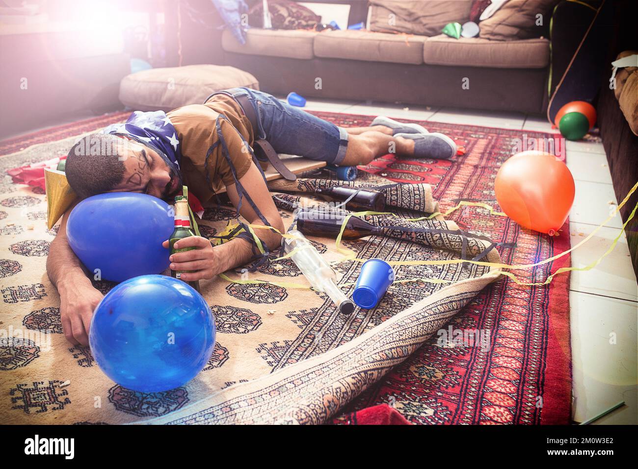 Fuori come una luce. Uomo che dorme, bevuto con alcool dipendenza e festa, festa di capodanno con festa ed evento sociale, hungover dalle bevande Foto Stock