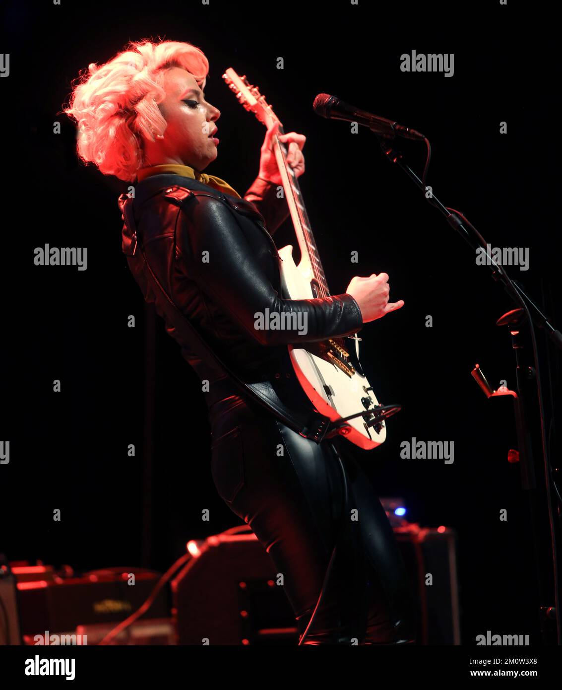 Durham, Carolina del Nord, Stati Uniti. 7th Dec, 2022. La cantante/cantautrice/chitarrista americana Samantha Fish suona con Jesse Dayton al Durham Performing Arts Center di Durham, North Carolina. Gli album di Fish e gli spettacoli dal vivo incendiari sono caratterizzati da più generi, tra cui blues, rock, country, funk, bluegrass e ballate. Fish e Dayton si sono Uniti per rilasciare ''˜The Stardust Sessions, ' e hanno iniziato un tour in Nord America il 3 dicembre. (Credit Image: © Bob Karp/ZUMA Press Wire) Foto Stock