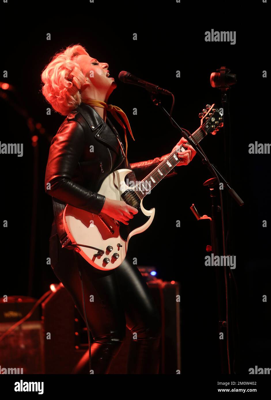 Durham, Carolina del Nord, Stati Uniti. 7th Dec, 2022. La cantante/cantautrice/chitarrista americana Samantha Fish suona con Jesse Dayton al Durham Performing Arts Center di Durham, North Carolina. Gli album di Fish e gli spettacoli dal vivo incendiari sono caratterizzati da più generi, tra cui blues, rock, country, funk, bluegrass e ballate. Fish e Dayton si sono Uniti per rilasciare ''˜The Stardust Sessions, ' e hanno iniziato un tour in Nord America il 3 dicembre. (Credit Image: © Bob Karp/ZUMA Press Wire) Foto Stock