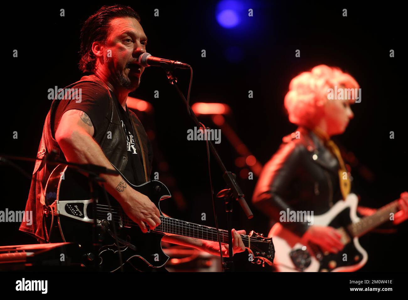 Durham, Carolina del Nord, Stati Uniti. 7th Dec, 2022. Jesse Dayton suona con la cantante/cantautrice/chitarrista americana Samantha Fish al Durham Performing Arts Center di Durham, North Carolina. Gli album di Fish e gli spettacoli dal vivo incendiari sono caratterizzati da più generi, tra cui blues, rock, country, funk, bluegrass e ballate. Fish e Dayton si sono Uniti per rilasciare ''˜The Stardust Sessions, ' e hanno iniziato un tour in Nord America il 3 dicembre. (Credit Image: © Bob Karp/ZUMA Press Wire) Foto Stock