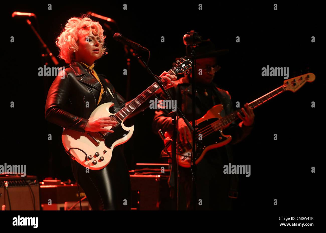 Durham, Carolina del Nord, Stati Uniti. 7th Dec, 2022. La cantante/cantautrice/chitarrista americana Samantha Fish suona con Jesse Dayton al Durham Performing Arts Center di Durham, North Carolina. Gli album di Fish e gli spettacoli dal vivo incendiari sono caratterizzati da più generi, tra cui blues, rock, country, funk, bluegrass e ballate. Fish e Dayton si sono Uniti per rilasciare ''˜The Stardust Sessions, ' e hanno iniziato un tour in Nord America il 3 dicembre. (Credit Image: © Bob Karp/ZUMA Press Wire) Foto Stock