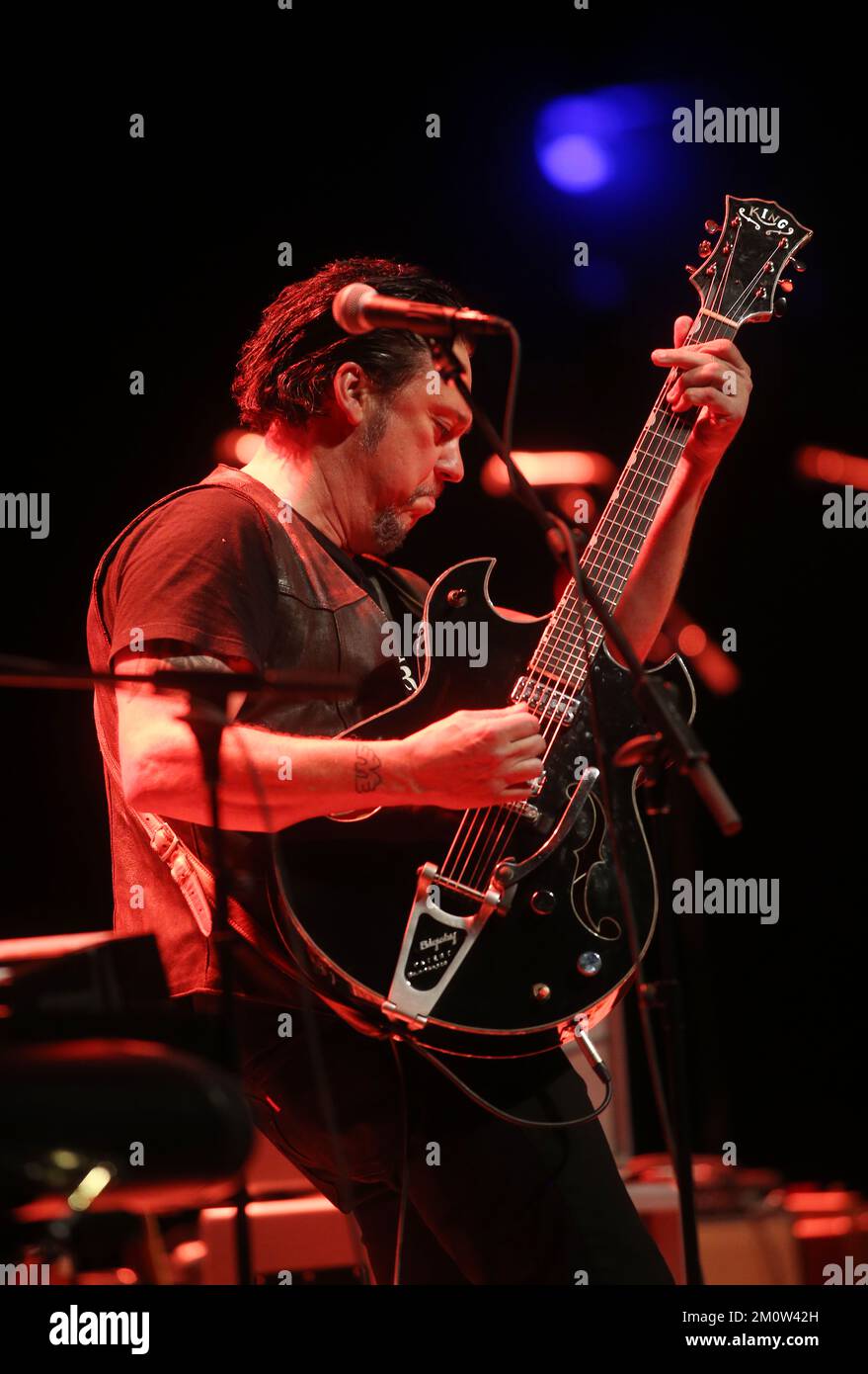 Durham, Carolina del Nord, Stati Uniti. 7th Dec, 2022. Jesse Dayton suona con la cantante/cantautrice/chitarrista americana Samantha Fish al Durham Performing Arts Center di Durham, North Carolina. Gli album di Fish e gli spettacoli dal vivo incendiari sono caratterizzati da più generi, tra cui blues, rock, country, funk, bluegrass e ballate. Fish e Dayton si sono Uniti per rilasciare ''˜The Stardust Sessions, ' e hanno iniziato un tour in Nord America il 3 dicembre. (Credit Image: © Bob Karp/ZUMA Press Wire) Foto Stock